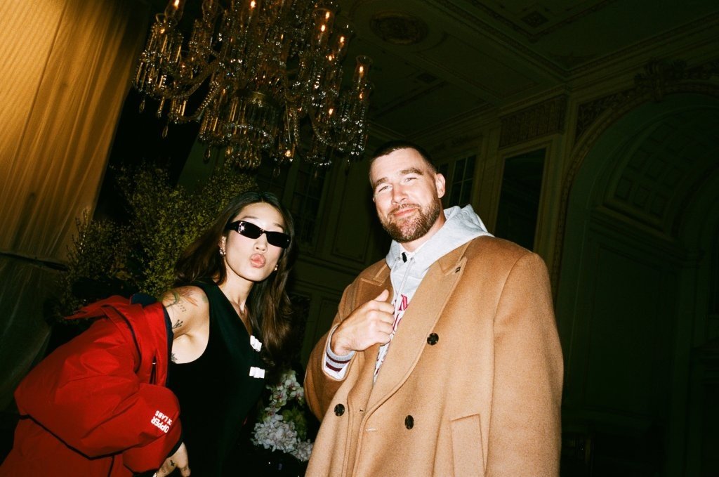 Tommy Hilfiger lança campanha de Outono 2026 com Travis Kelce no The Plaza