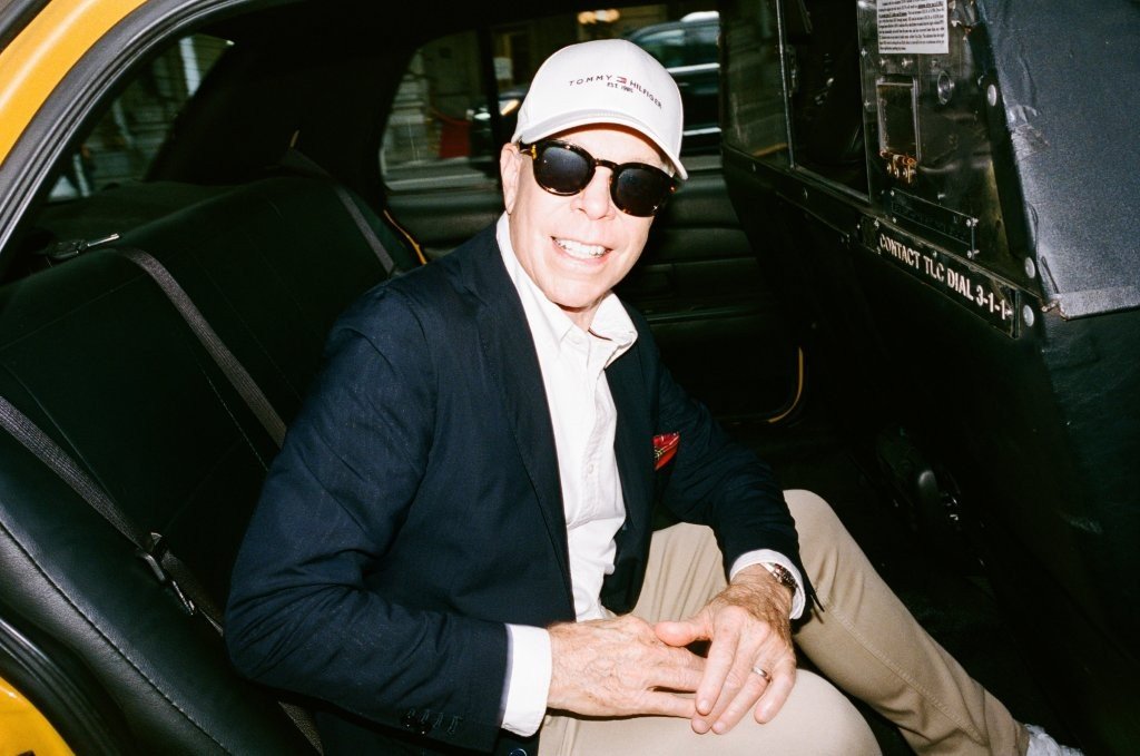 Tommy Hilfiger lança campanha de Outono 2026 com Travis Kelce no The Plaza