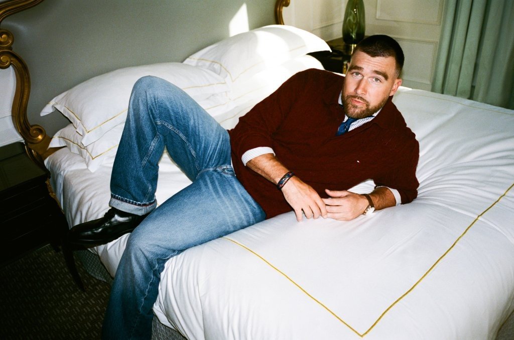 Tommy Hilfiger lança campanha de Outono 2026 com Travis Kelce no The Plaza
