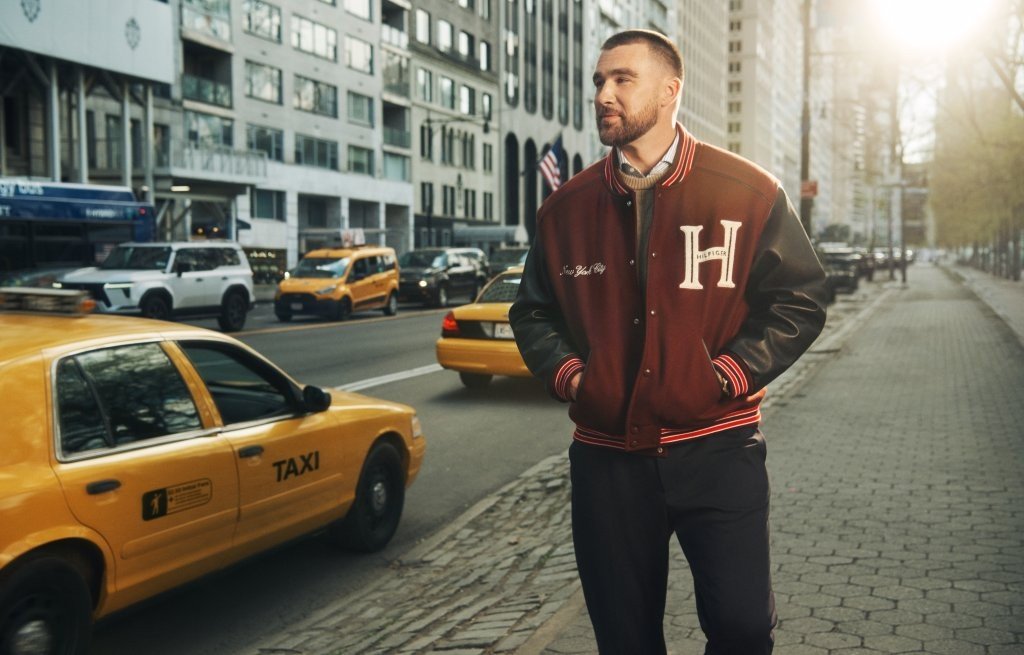 Tommy Hilfiger lança campanha de Outono 2026 com Travis Kelce no The Plaza