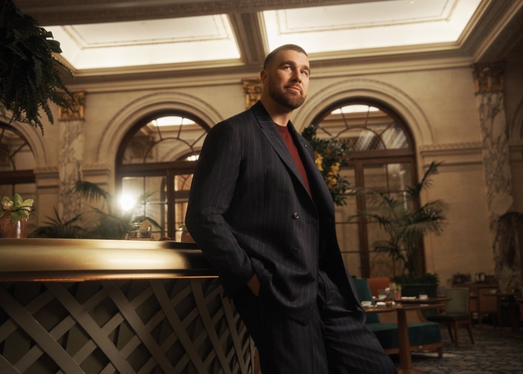 Tommy Hilfiger lança campanha de Outono 2026 com Travis Kelce no The Plaza