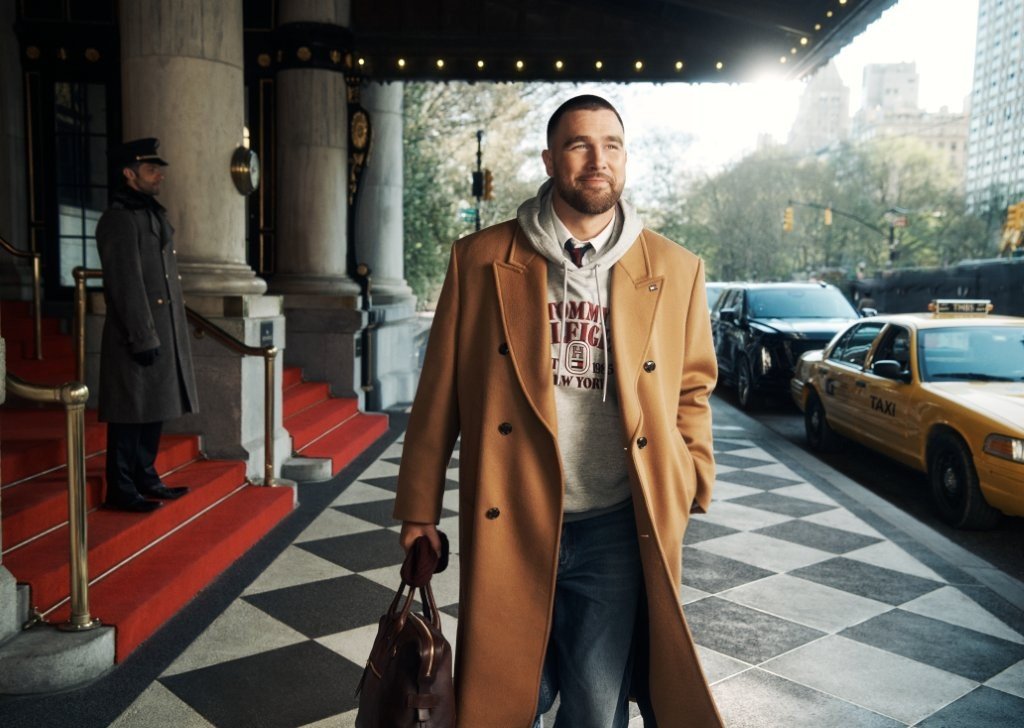 Tommy Hilfiger lança campanha de Outono 2026 com Travis Kelce no The Plaza