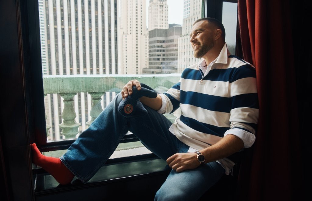 Tommy Hilfiger lança campanha de Outono 2026 com Travis Kelce no The Plaza