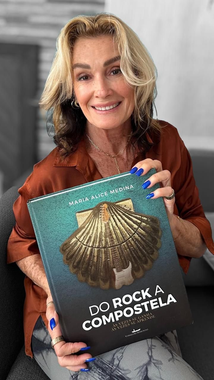 Maria Alice Medina autografa livro em Niterói