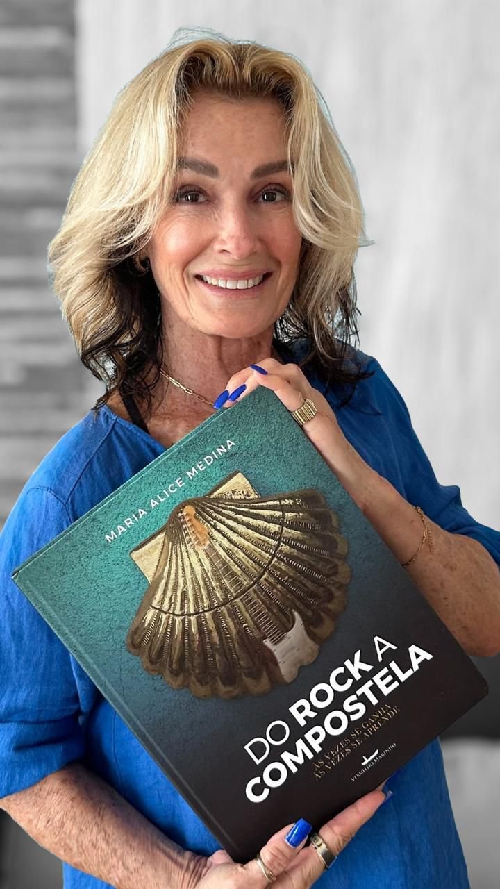 Maria Alice Medina autografa livro em Niterói