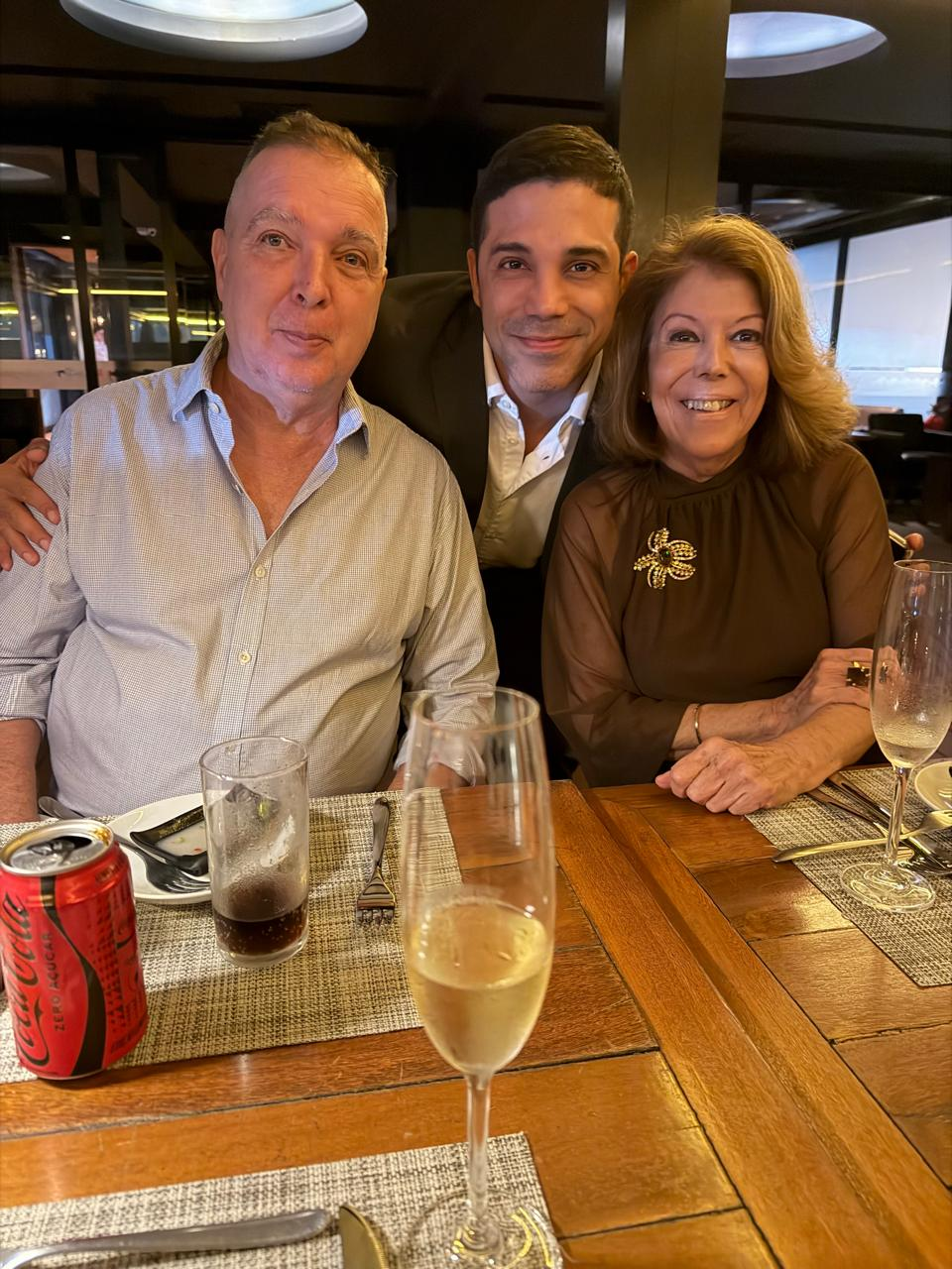Ana Cristina Carvalho reúne amigos em jantar no Jockey Club