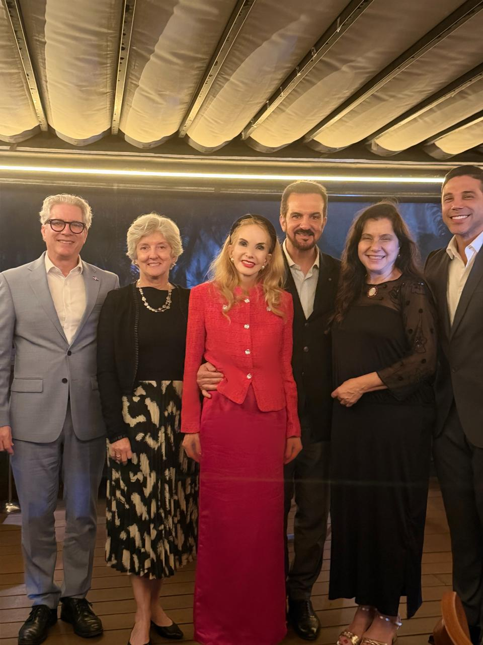 Ana Cristina Carvalho reúne amigos em jantar no Jockey Club