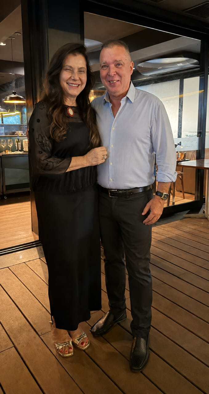 Ana Cristina Carvalho reúne amigos em jantar no Jockey Club