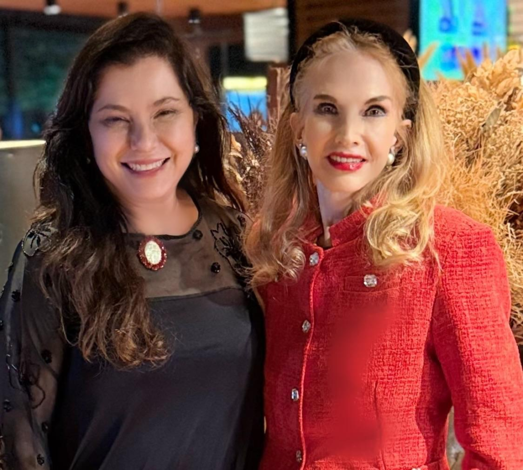 Ana Cristina Carvalho reúne amigos em jantar no Jockey Club