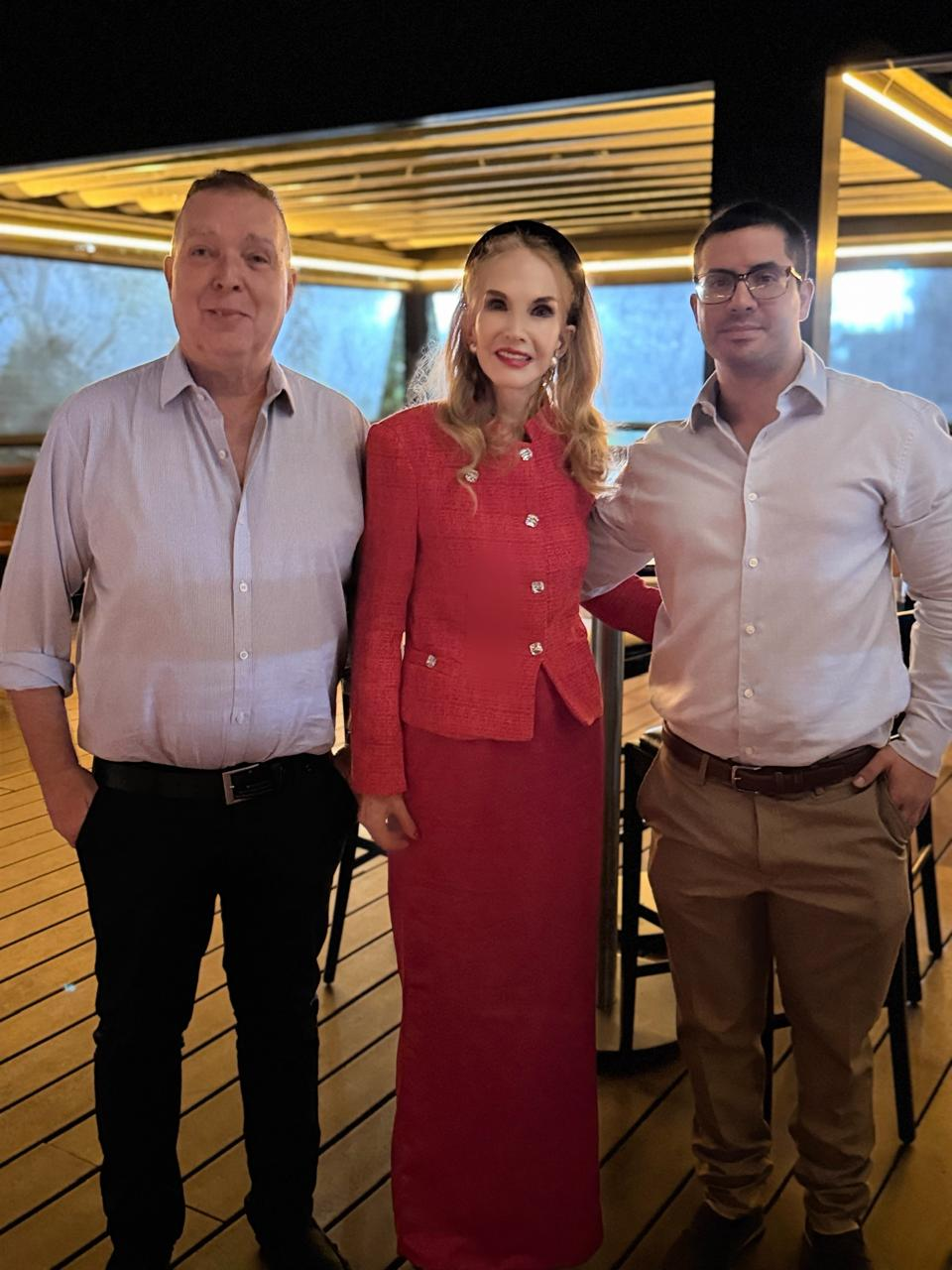 Ana Cristina Carvalho reúne amigos em jantar no Jockey Club