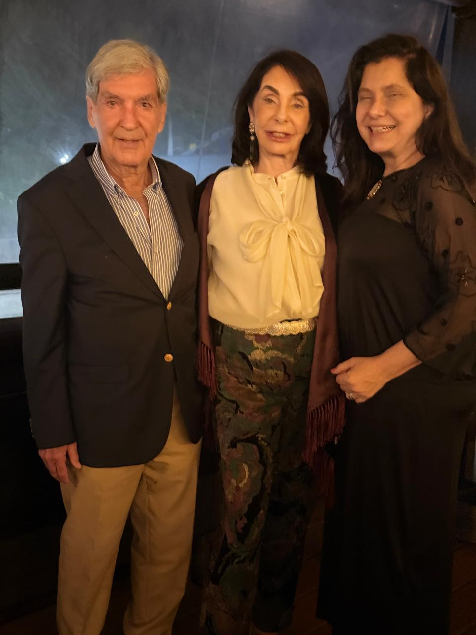 Ana Cristina Carvalho reúne amigos em jantar no Jockey Club