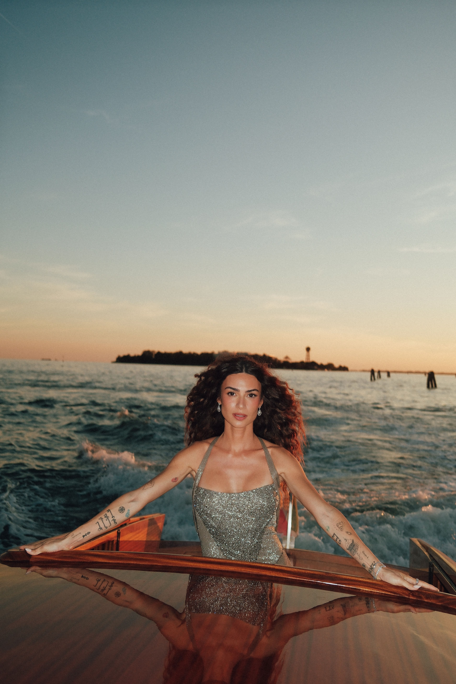 Thaila Ayala usa vestido Ferré vintage em Veneza