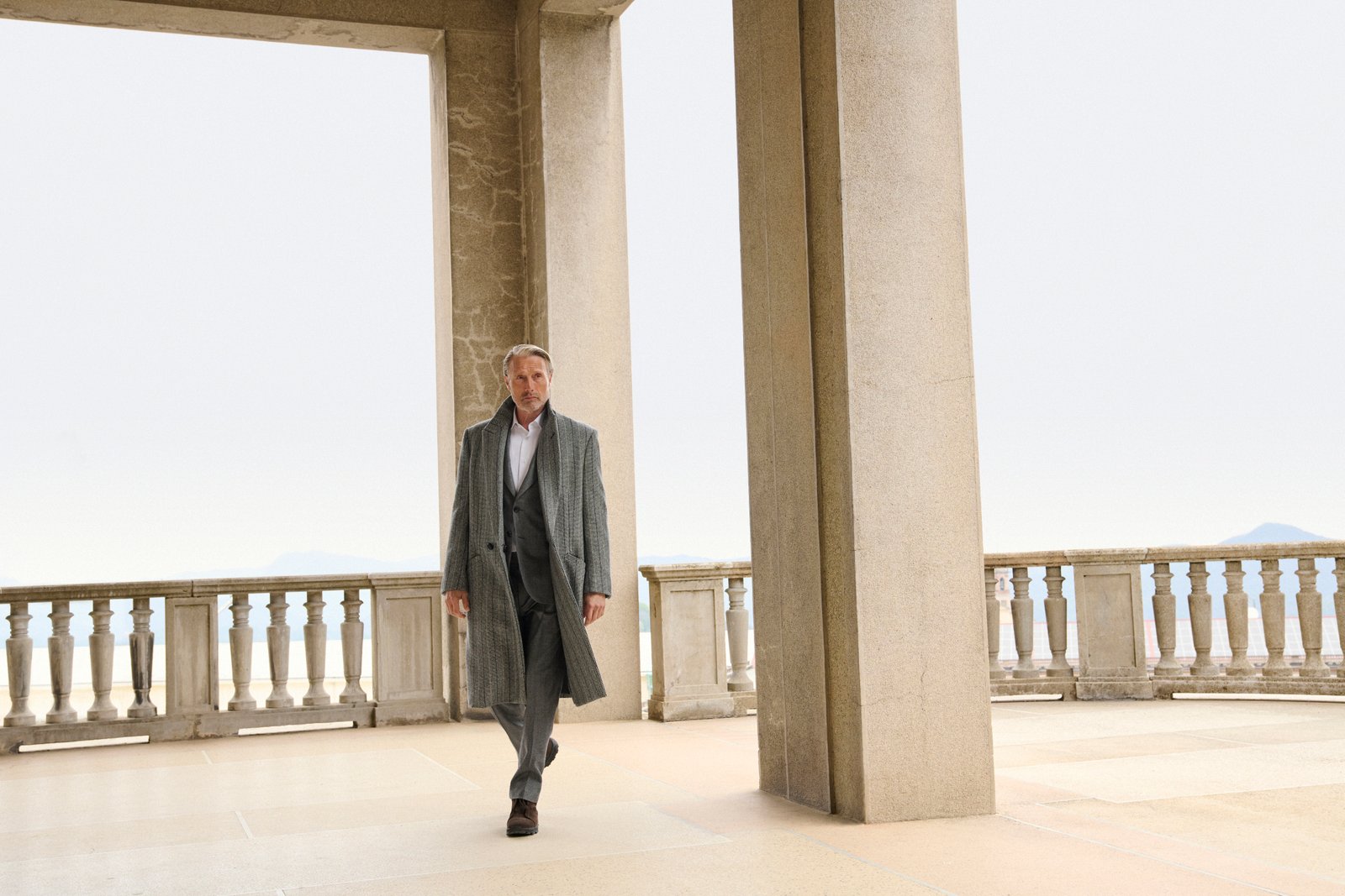 ZEGNA escala Mads Mikkelsen em campanha de alfaiataria