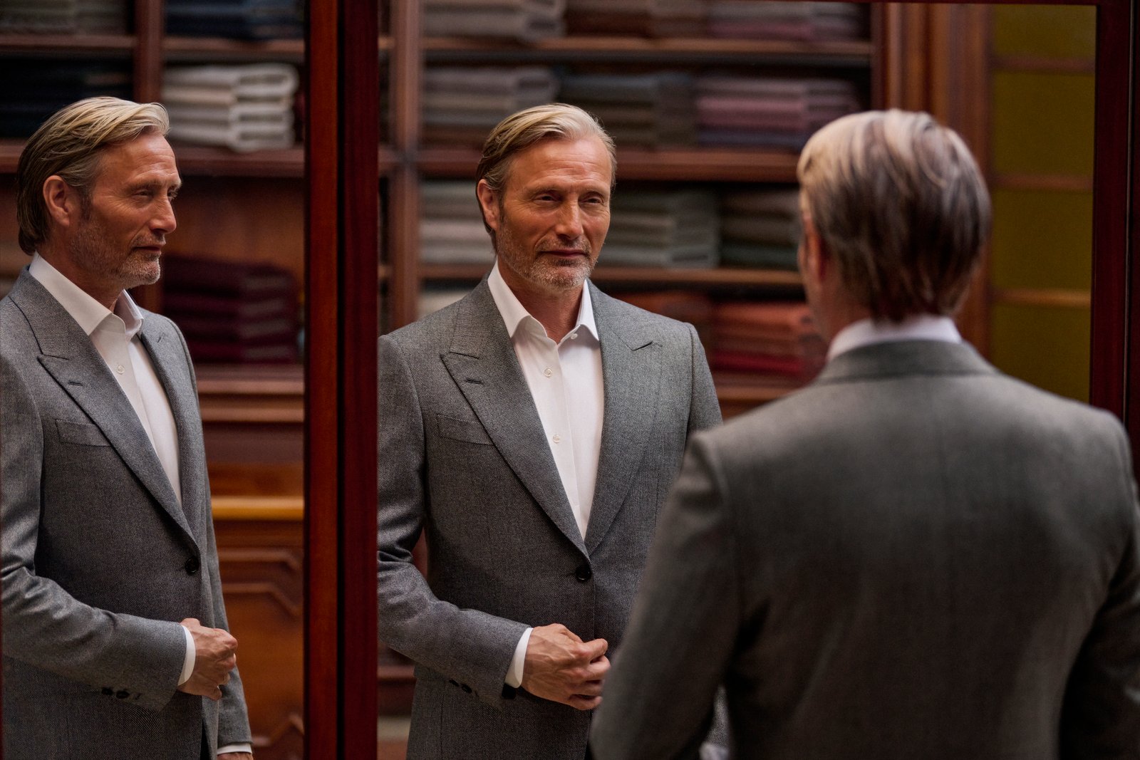 ZEGNA escala Mads Mikkelsen em campanha de alfaiataria